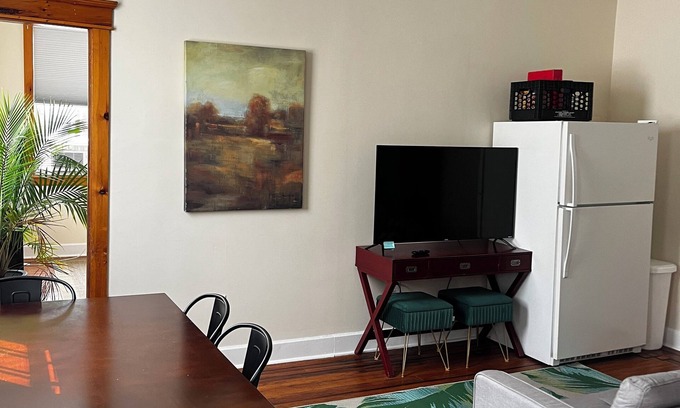 South Philadelphia Apartment | Sun Drenched 2 Bedroom w/Balcony & Laundry!