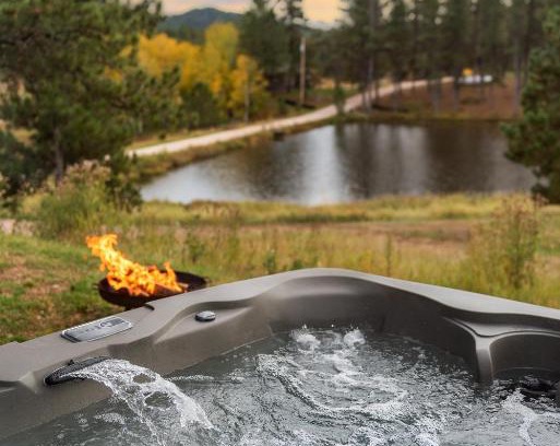 Custer House | Sun Filled Cabin Pond-Views BHBungalows #8