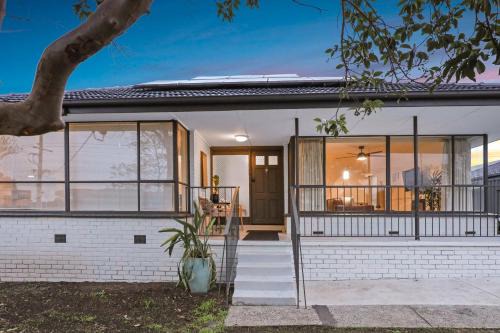 Sunbury House | Sunbury large family home pet friendly airport