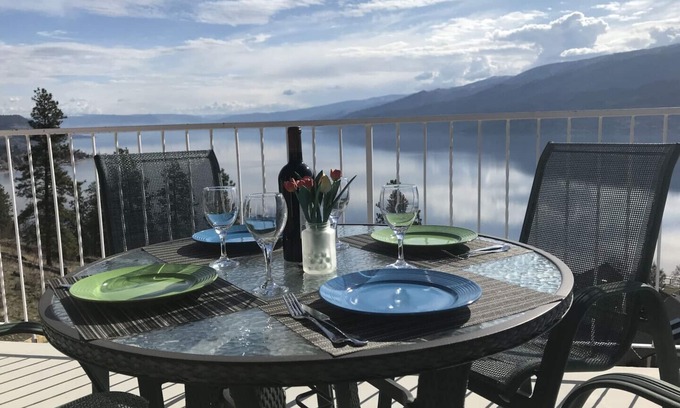 Central Okanagan House | Suncrest Suite - POOL & SPECTACULAR LAKEVIEWS
