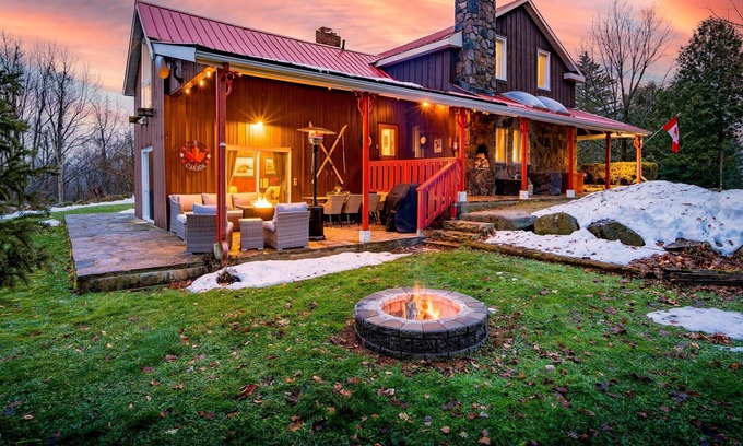 Grey Highlands Cabin | Sundance of Blantyre Lodge with Private Salt Water Hot Tub & Sauna House