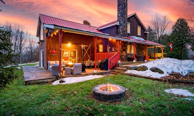 Grey Highlands Cabin | Sundance of Blantyre Ski Lodge w/Private Hot Tub & Sauna House
