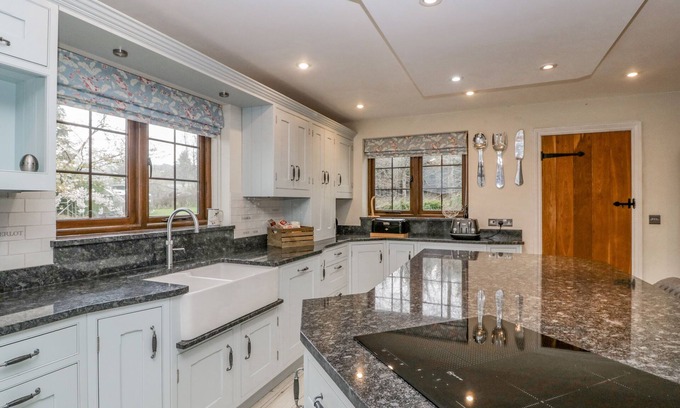 Raymonds Hill Cottage | SUNDOWNER COTTAGE, family friendly, with a garden in Axminster