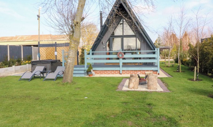 North Wheatley Cottage | SUNFLOWER LODGE, romantic, with hot tub in Misterton