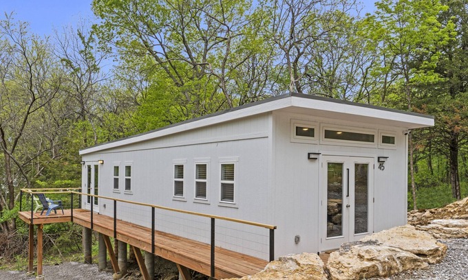 Linn Valley Apartment | Sunlight Tiny House at Linn Valley Lakes