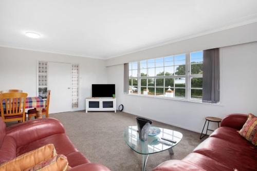 Greenlane - Ellerslie House | Sunlit Glow Spacious 5BR Home on Ladies Mile