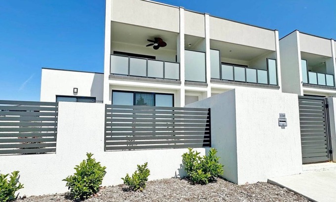 Taylor House | Sunlit Suburban Haven