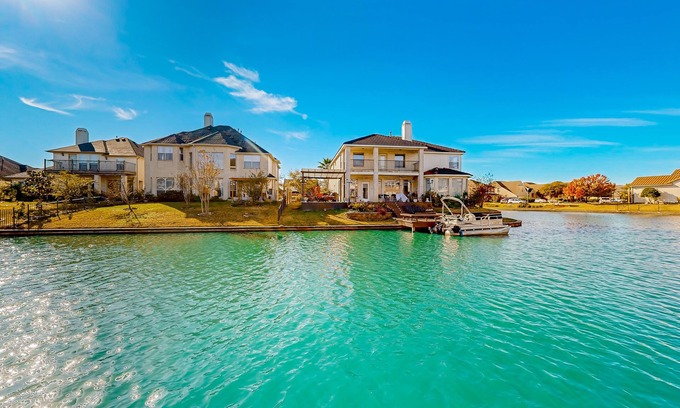 Sydney Harbour House | Sunlit waterfront retreat with patio, fireplace, & kayaks - near golf