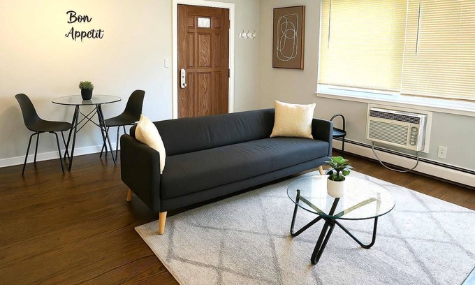 Arlington Heights Apartment | Sunny 1BR Apartment in the Surburbs