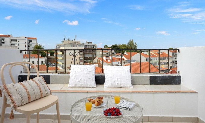 Cacilhas Apartment | Sunny 2 bedroom apartment in Almada - Balconies with River View