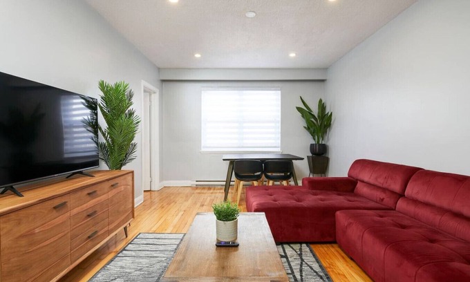 Cote-Des-Neiges—Notre-Dame-De-Grace Apartment | Sunny 2BR unit in Montreal