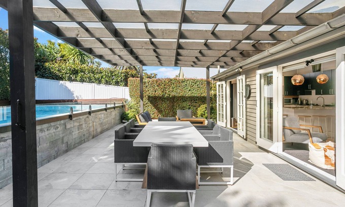 Parnell House | Sunny all year, Private swimming pool by the bay and parks
