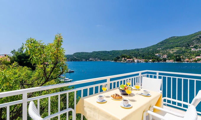 Zaton Apartment | Sunny apartment- Quiet and relaxing seafront apartment 10 minutes from Dubrovnik