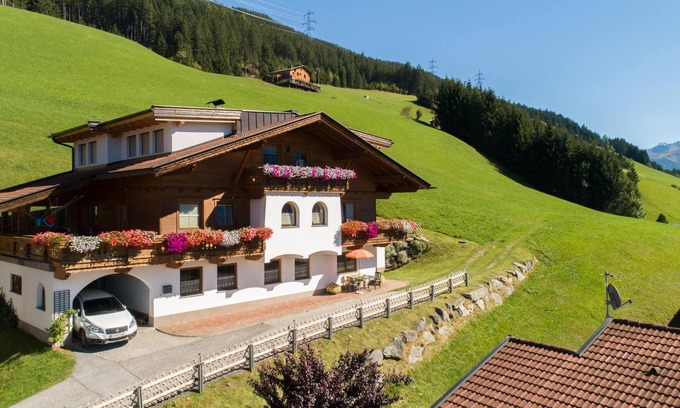 Gerlosberg Apartment | Sunny apartment with a terrace