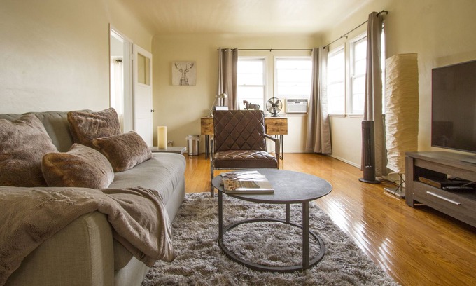 Eagle Rock Apartment | Sunny Apartment with a Mountain View in Central Eagle Rock
