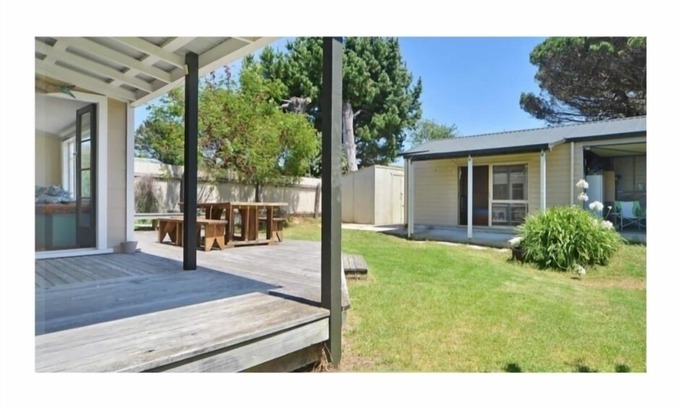 Riversdale House | Sunny bach, walk to beach, golf course & shop. Perfect for a large family or two