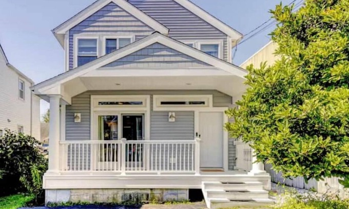 West Haven House | Sunny Beach Cottage close to Yale 1.5 hr from NYC