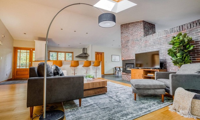 Northwest Bellevue House | Sunny Bellevue 2BR, near Shops, Dining & Parks, by Blueground