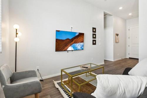 Casa Grande Apartment | Sunny Contemporary Home in Casa Grande with Pool,BBQ