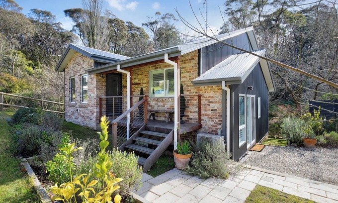 Leura House | Sunny Corner - Romantic Split Level Cottage