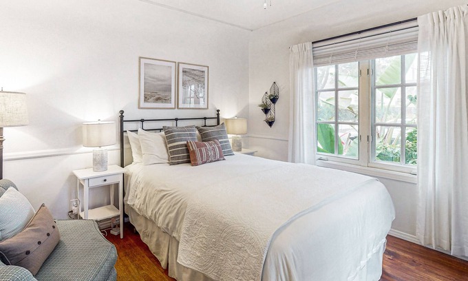 East Beach Apartment | Sunny corner studio - 1 block to East Beach