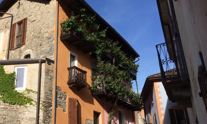 Breno Apartment | Sunny CORTILE-Apart, 4 pers, in historical building in Malcantone, Monte Lema