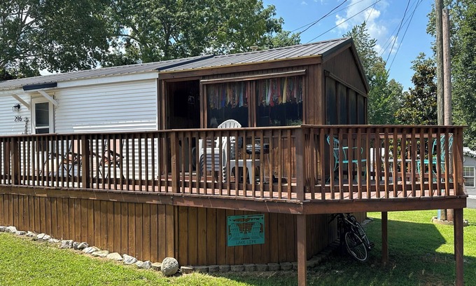 Benton House | “Sunny Daze” Family-friendly 2-bedroom with a short walk to Kentucky Lake!