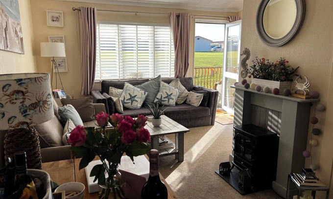 Bacton Ski Chalet | SUNNY DECK steps to beach on peaceful dog friendly park with TV/Wifi/wash/dry