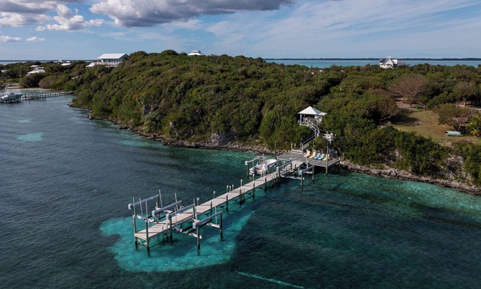 Lubbers Quarters Cay Cottage | Sunny Delight 2 bdrm cottage with boat lift and private dock