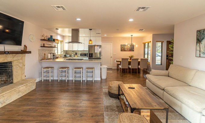 Riverside House | Sunny Escape with Pool near colleges, park, shopping, restaurants, convention