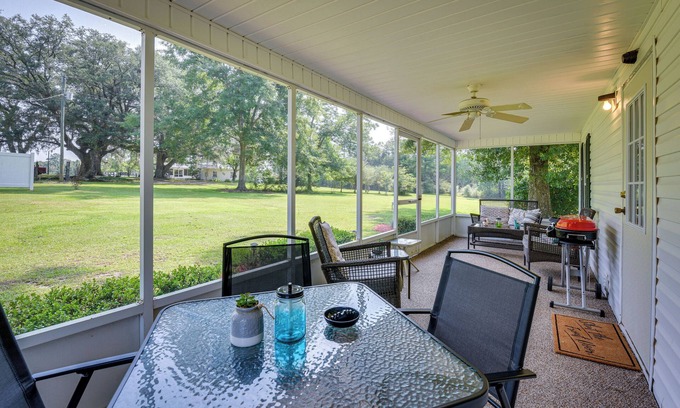 Washington County House | Sunny Florida Escape w/Screened-In Patio & Grill!