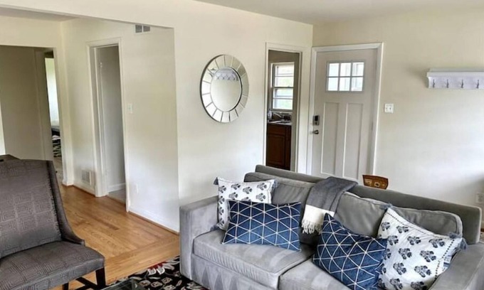 Cherrydale Apartment | Sunny Hilltop 2-BR Top Floor in Arlington