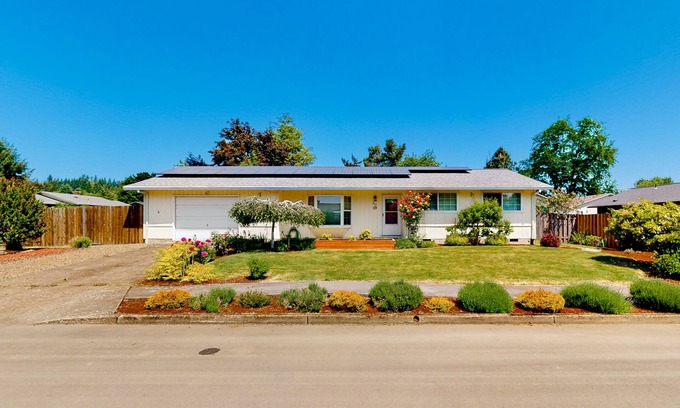 Dundee House | Sunny home with enclosed yard, grill, fast WiFi, washer/dryer, & outdoor dining