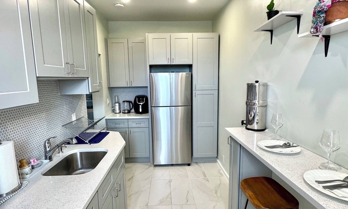 West Side Condo | Sunny Jersey City 1BR - 25min to NYC & EWR, King Bed & Park Views