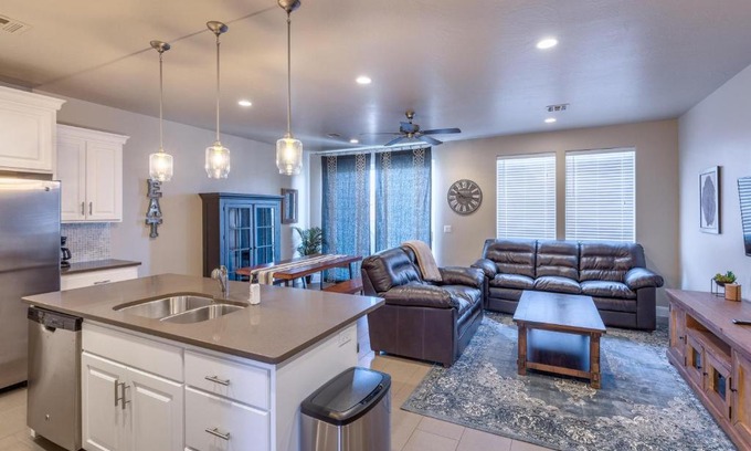 St. George Villa | Sunny Ledgeview Retreat