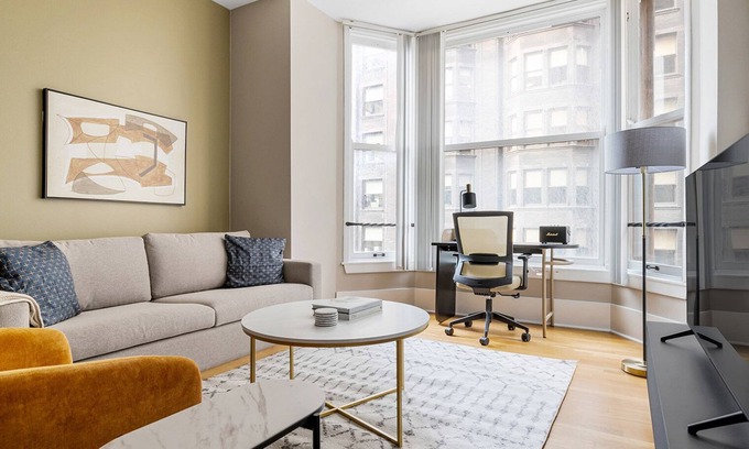 The Loop Apartment | Sunny Loop 1BR w/Gym & Doorman, nr L & Grant Park, by Blueground