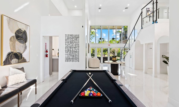 Parkland House | Sunny Luxury Villa w/POOL near Downtown!