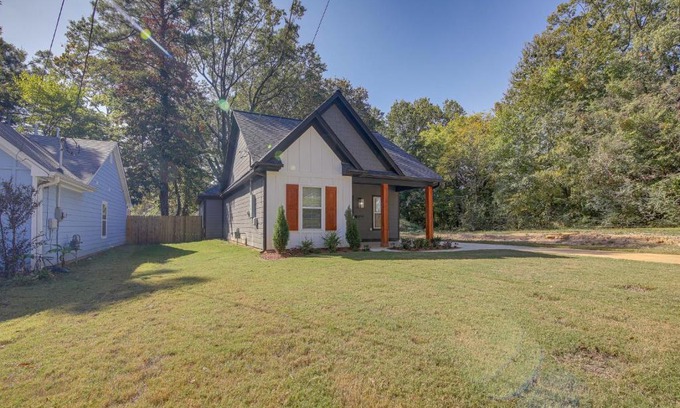 South Memphis House | Sunny Memphis Home about 2 Mi to Beale Street!