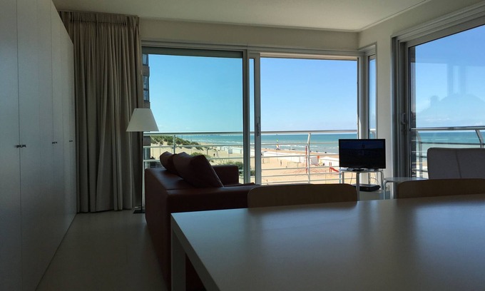 Sint-Idesbald Apartment | Sunny, modern corner apartment with frontal sea view