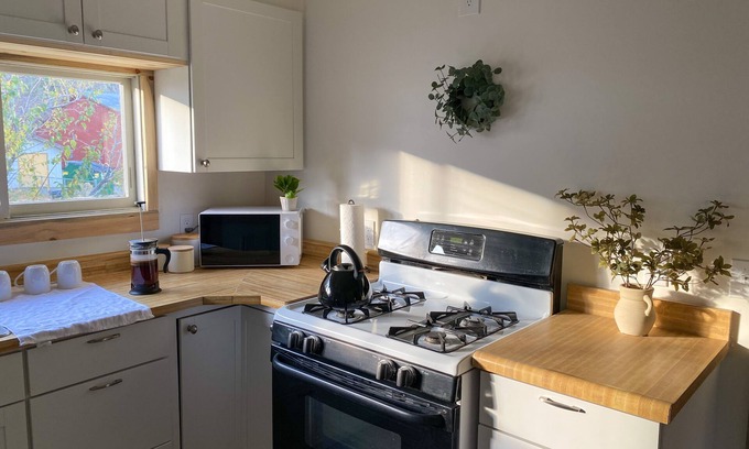Lewis Cottage | Sunny Modern Cottage by the River