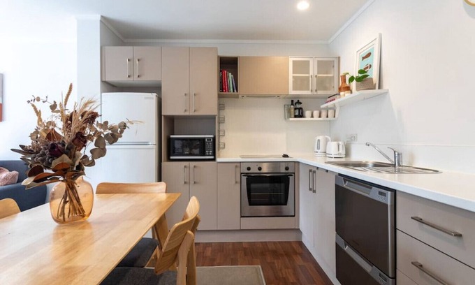 Mount Albert Apartment | Sunny Pied-à-Terre w Courtyard, Study & Carpark