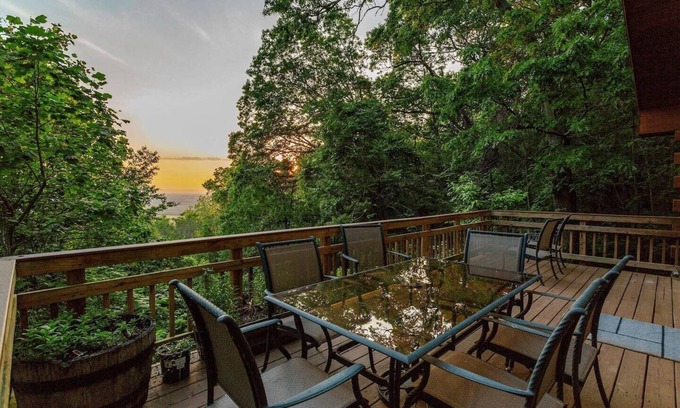 Keedysville Cabin | Sunny Streams Cabin - Sunset Views w/a Hot Tub!