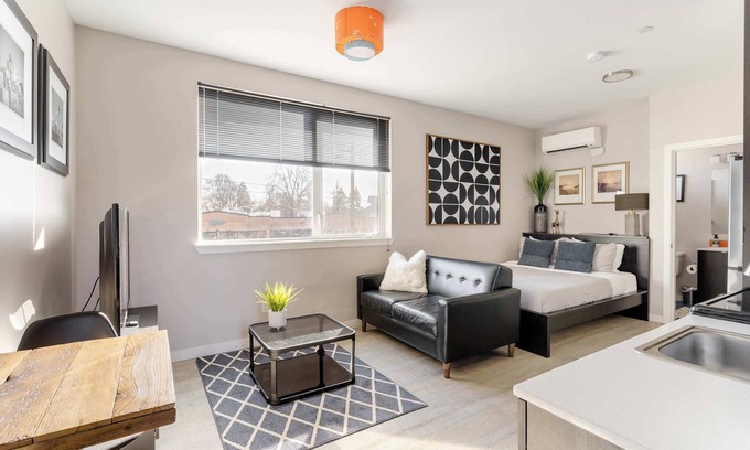 Belmont Apartment | Sunny Studio - New Build - AC - Fast WiFi