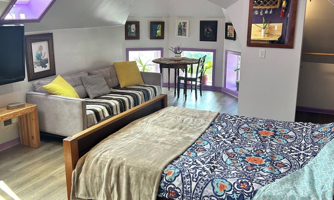 Lower West Side Apartment | Sunny Studio w/Skyline View in Pilsen, Chicago