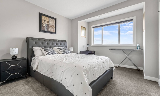 Calgary House | Sunny Walk-out Unit | Free HiSpeed WiFi & Parking | Near Grocery