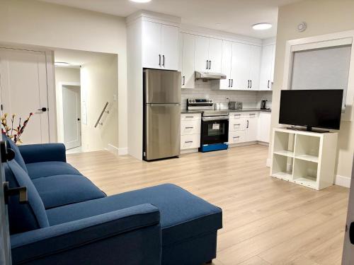 White Rock House | Sunny White Rock 2BR, Steps to Sand, Brand New Stay