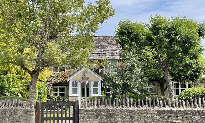 Bampton Cottage | SUNNYSIDE COTTAGE, family friendly in Bampton, Oxfordshire