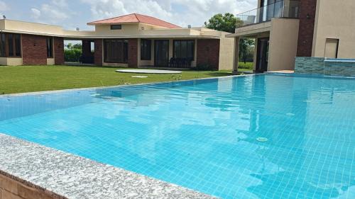 Sanand Villa | Sunnyside Farmhouse