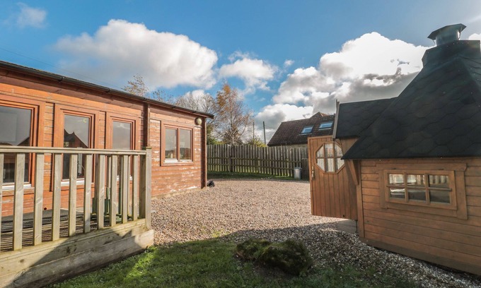 Crewkerne Cottage | SUNNYSIDE LODGE, pet friendly, with a garden in Crewkerne