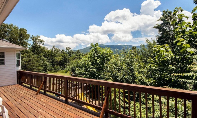 Luray House | Sunridge Retreat in Shenandoah Woods - Starlink Satellite Wi-Fi